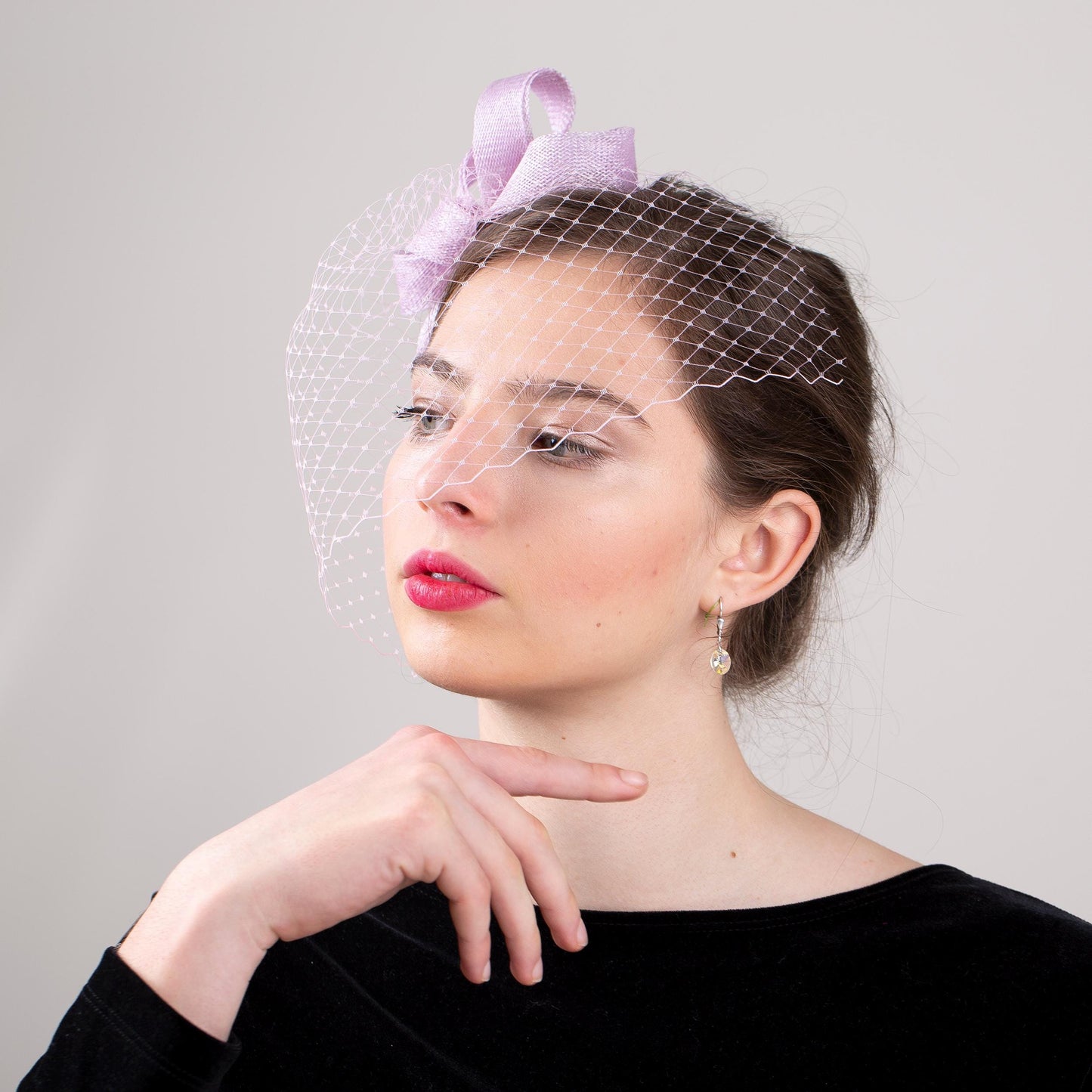 Kopfschmuck für Hochzeitsgäste mit Schleife und Vogelkäfig in lila, modernem Schleier und minimalistischem Fascinator-Haaraccessoire in Sonderfarben