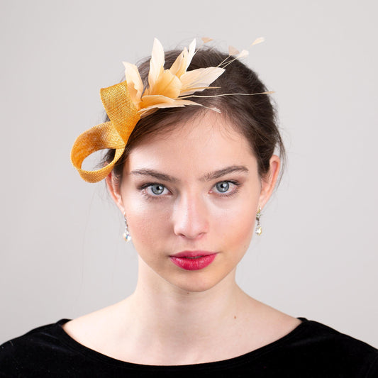 Ockerfarbener Fascinator mit Federspray, Kopfschmuck für formelle Veranstaltungen oder Partys, dezenter Fascinator für Damen, Kopfschmuck für eine elegante Mama