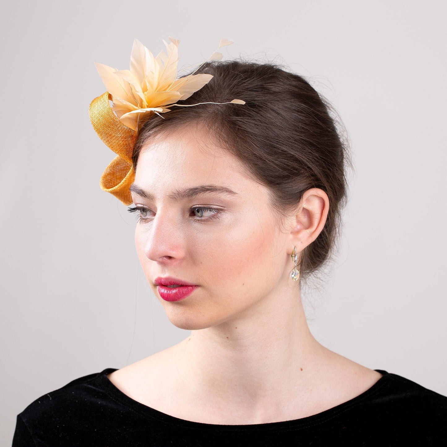 Ockerfarbener Fascinator mit Federspray, Kopfschmuck für formelle Veranstaltungen oder Partys, dezenter Fascinator für Damen, Kopfschmuck für eine elegante Mama