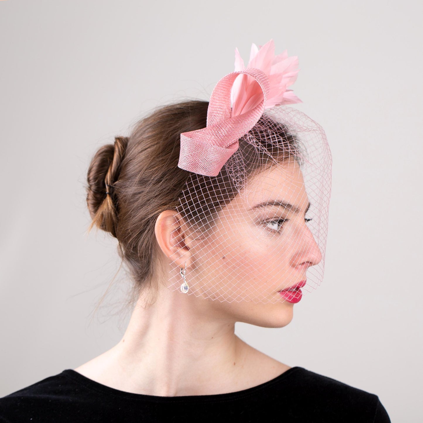 Rosen-Vogelkäfig mit Feder-Fascinator, formelles Kopfstück in Kirschblütenrosa, eleganter Fascinator mit Federn für besondere Anlässe, Hochzeitsparty