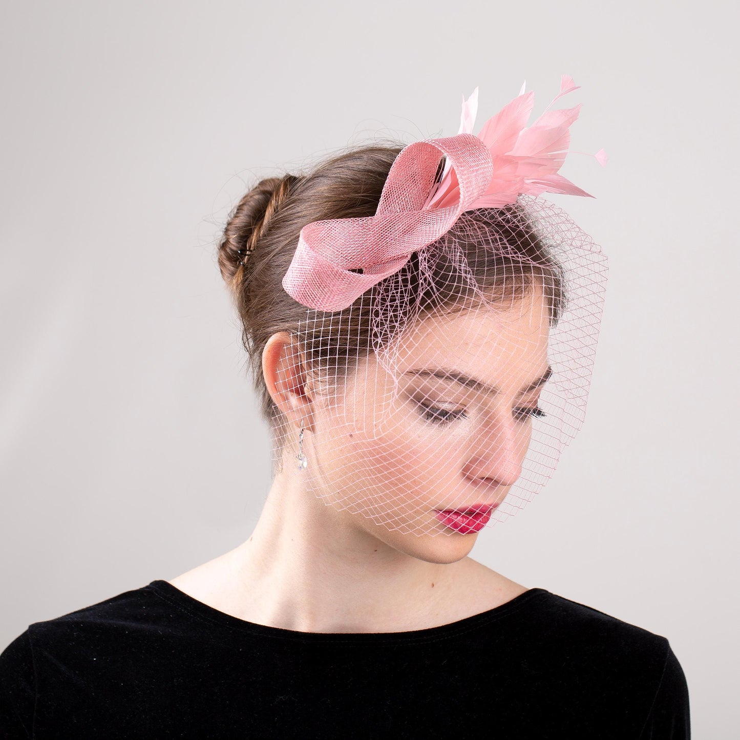 Rosen-Vogelkäfig mit Feder-Fascinator, formelles Kopfstück in Kirschblütenrosa, eleganter Fascinator mit Federn für besondere Anlässe, Hochzeitsparty