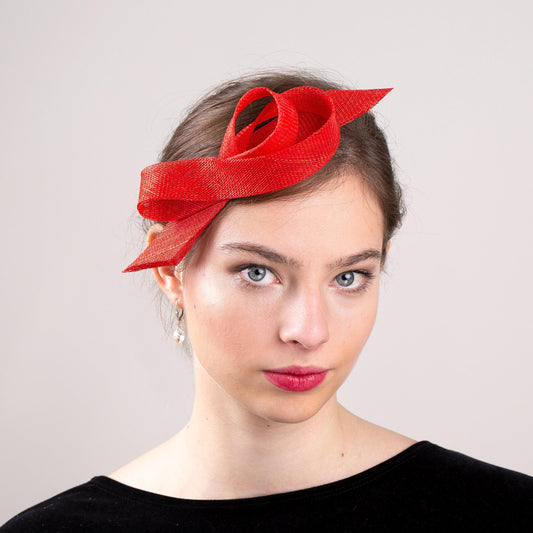 Knallroter Fascinator mit Schleife, rotes Kopfstück für Hochzeitsgäste auf bequemem Stirnband, minimalistischer Fascinator für Frauen, Couture-Kopfstück für Millinery