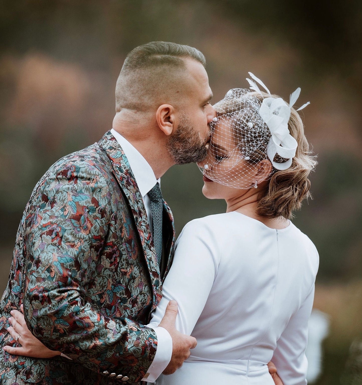 Brautschleife Fascinator mit gepunktetem kurzen Vogelkäfig, Hochzeitsschleife Haarteil mit kurzem elfenbeinfarbenem Schleier für eine Braut, elegantes Federkopfstück