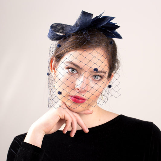 Formeller Kopfschmuck mit modernem Schleier in marineblauem Vogelkäfig-Design und minimalistischem Feder-Fascinator, Haar-Accessoire für Hochzeitsgäste, gepunkteter Party-Schleier in Marineblau