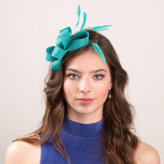 Großer Schleifen-Fascinator mit Federn in Jadegrün, Kopfschmuck für Hochzeitsgäste, Fascinator mit Jadefedern für elegante formelle Anlässe der Brautmutter