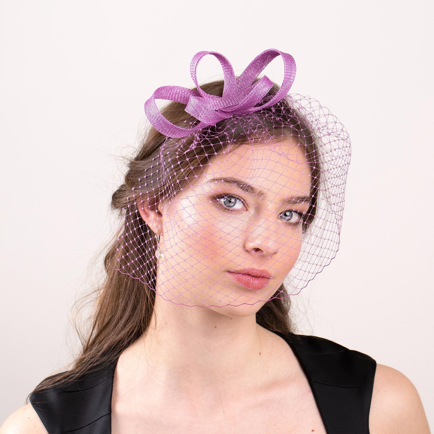 Kopfschmuck für Hochzeitsgäste mit Schleife und Vogelkäfig in Krokusviolett, modernem Schleier und minimalistischem Fascinator-Haaraccessoire in Sonderfarben