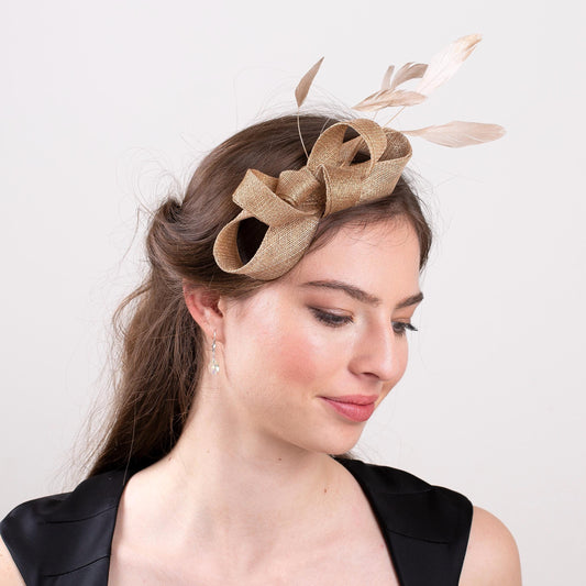 Goldener Fascinator mit Schleife und Federn, Hochzeits-Millinery-Fascinator, minimalistischer Damen-Fascinator in Metallic-Gold, Couture-Millinery-Kopfschmuck