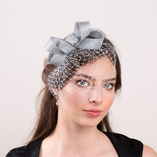 Silberner Schleifen-Fascinator mit kurzem Vogelkäfigschleier auf doppeltem Stirnband, eleganter Schleifen-Fascinator mit silbernem Vogelkäfig, silberner Gesichtsschleier