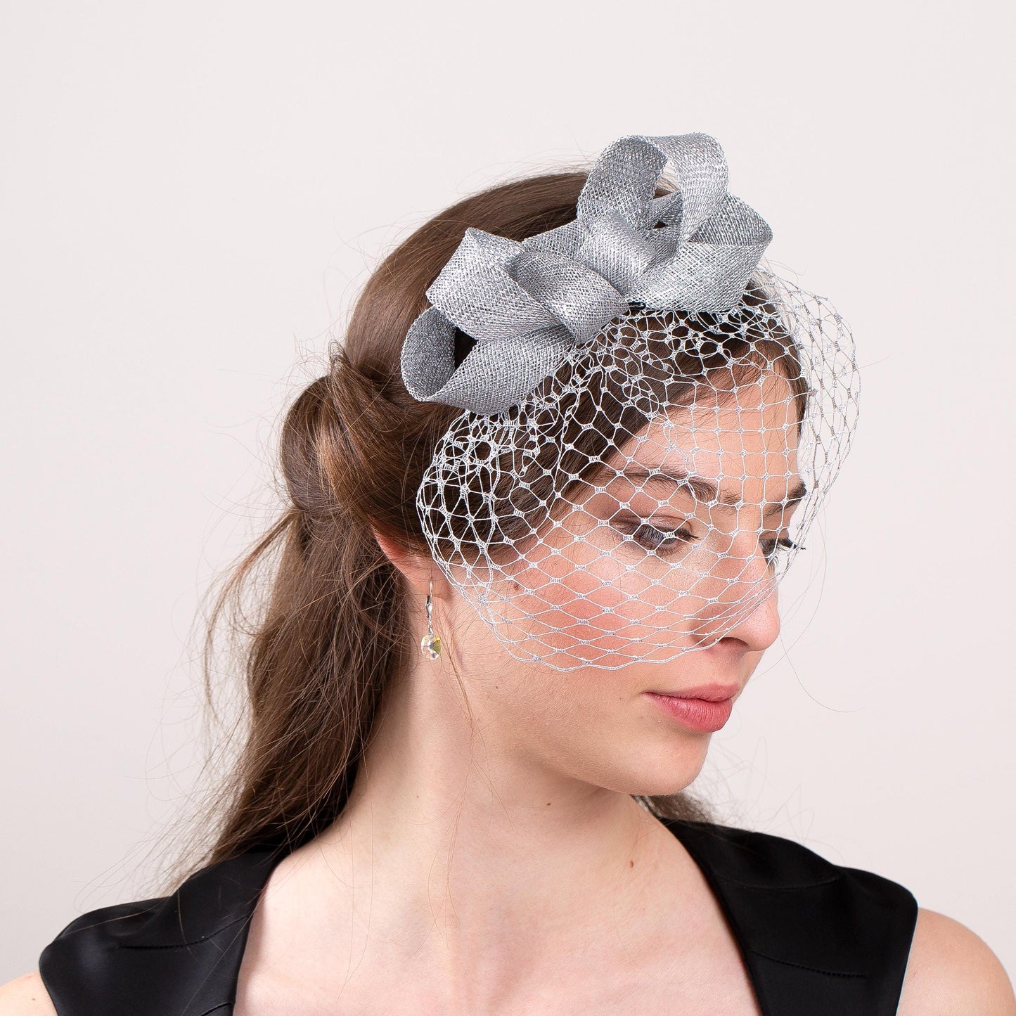 Silberner Schleifen-Fascinator mit kurzem Vogelkäfigschleier auf doppeltem Stirnband, eleganter Schleifen-Fascinator mit silbernem Vogelkäfig, silberner Gesichtsschleier