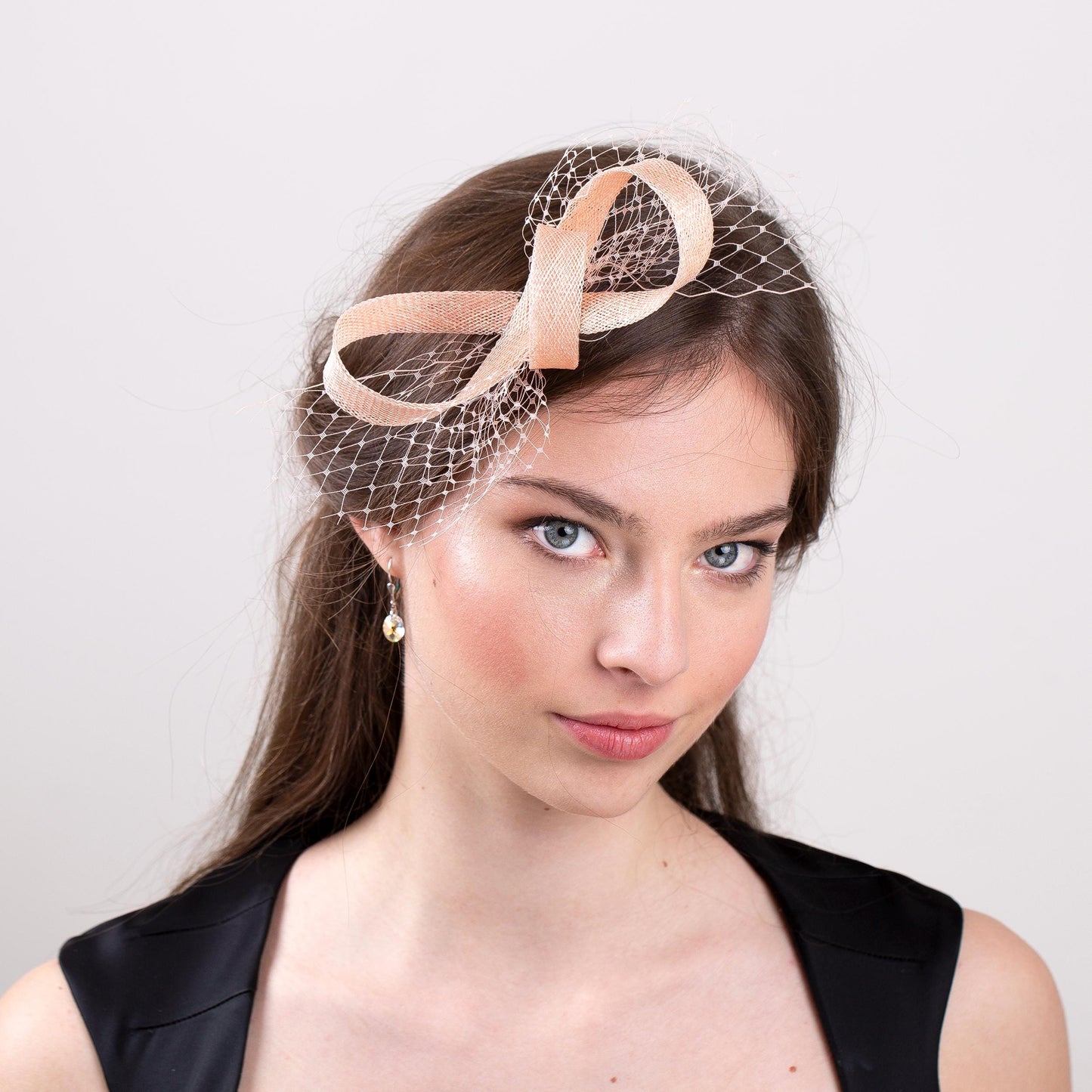 Dezenter Fascinator mit Schleier aus pfirsichrosa Netz, formeller Kopfschmuck, minimalistischer Hochzeits-Fascinator, eleganter Kopfschmuck, lachsrosa