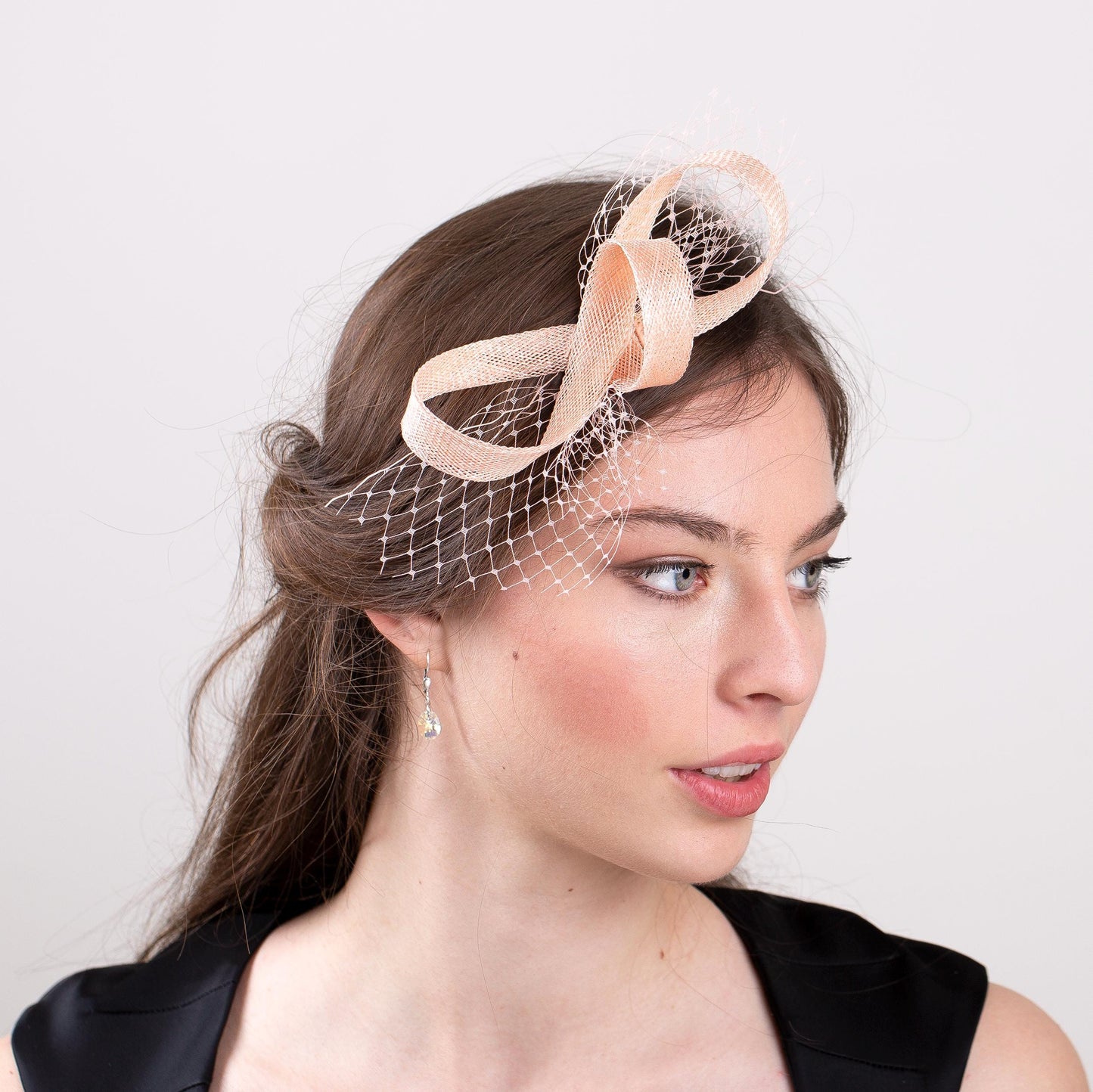 Dezenter Fascinator mit Schleier aus pfirsichrosa Netz, formeller Kopfschmuck, minimalistischer Hochzeits-Fascinator, eleganter Kopfschmuck, lachsrosa