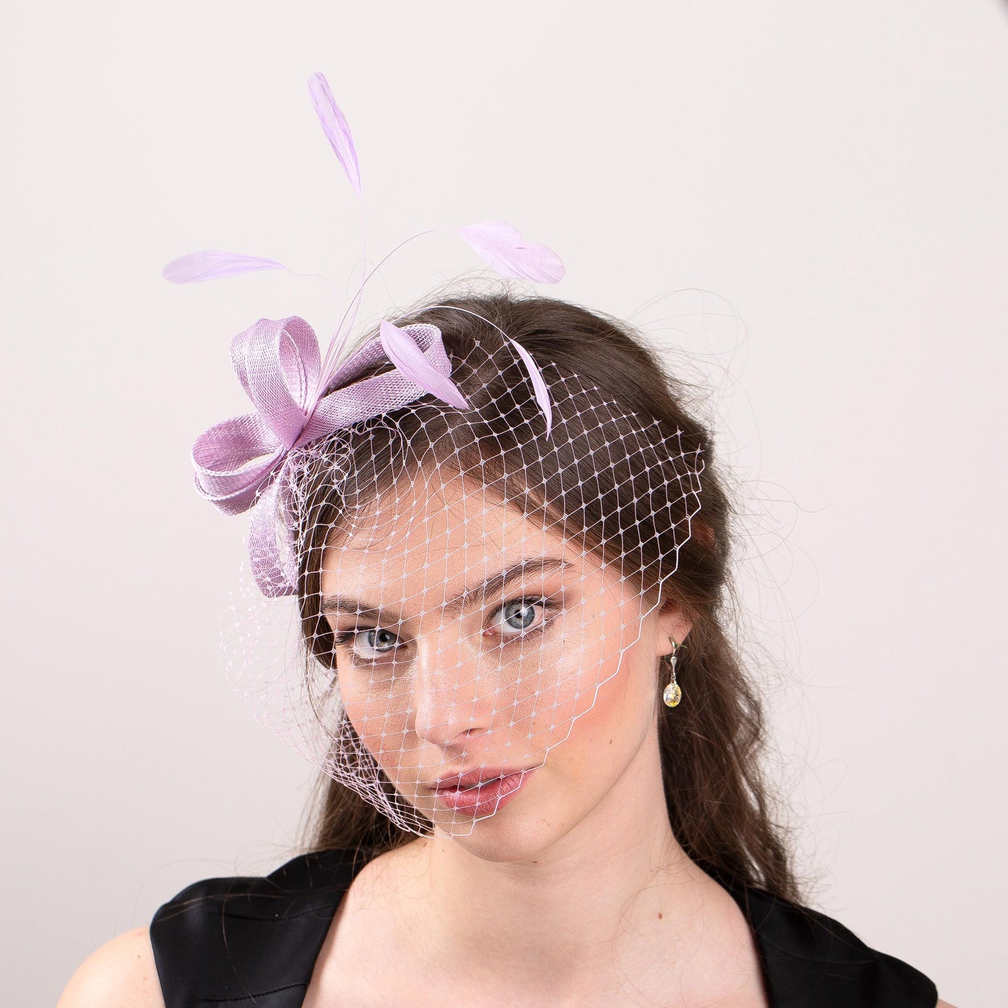 Damen Fascinator und Schleier in Flieder, Schleifenkopfschmuck mit Vogelkäfig in Fliederfarbe, moderner fliederfarbener Schleier und minimalistisches Fascinator-Haaraccessoire