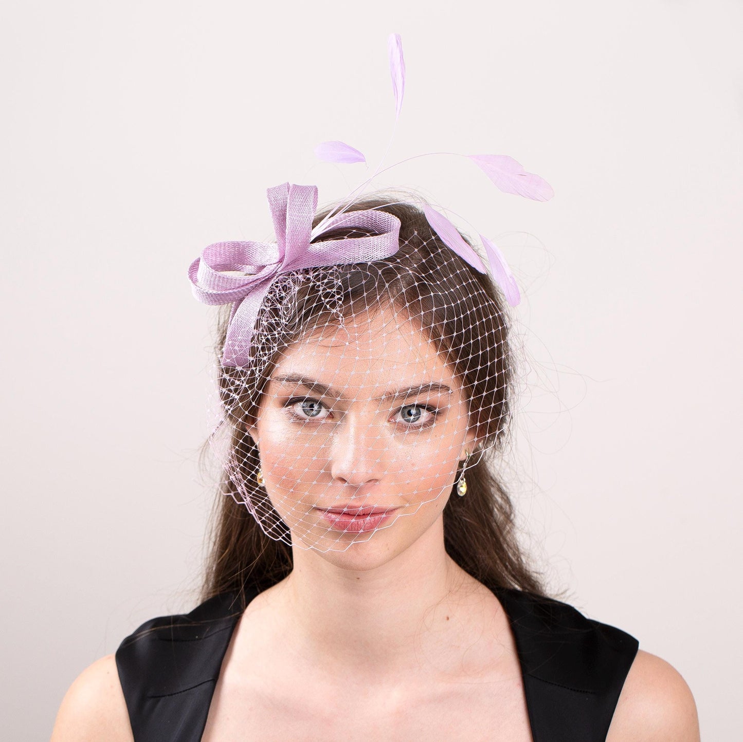 Damen Fascinator und Schleier in Flieder, Schleifenkopfschmuck mit Vogelkäfig in Fliederfarbe, moderner fliederfarbener Schleier und minimalistisches Fascinator-Haaraccessoire