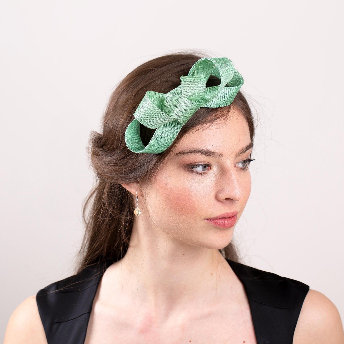 Celadon green bow fascinator, wedding fascinator in custom colour, minimalist bow fascinator, bridal bow headpiece in seafoam green