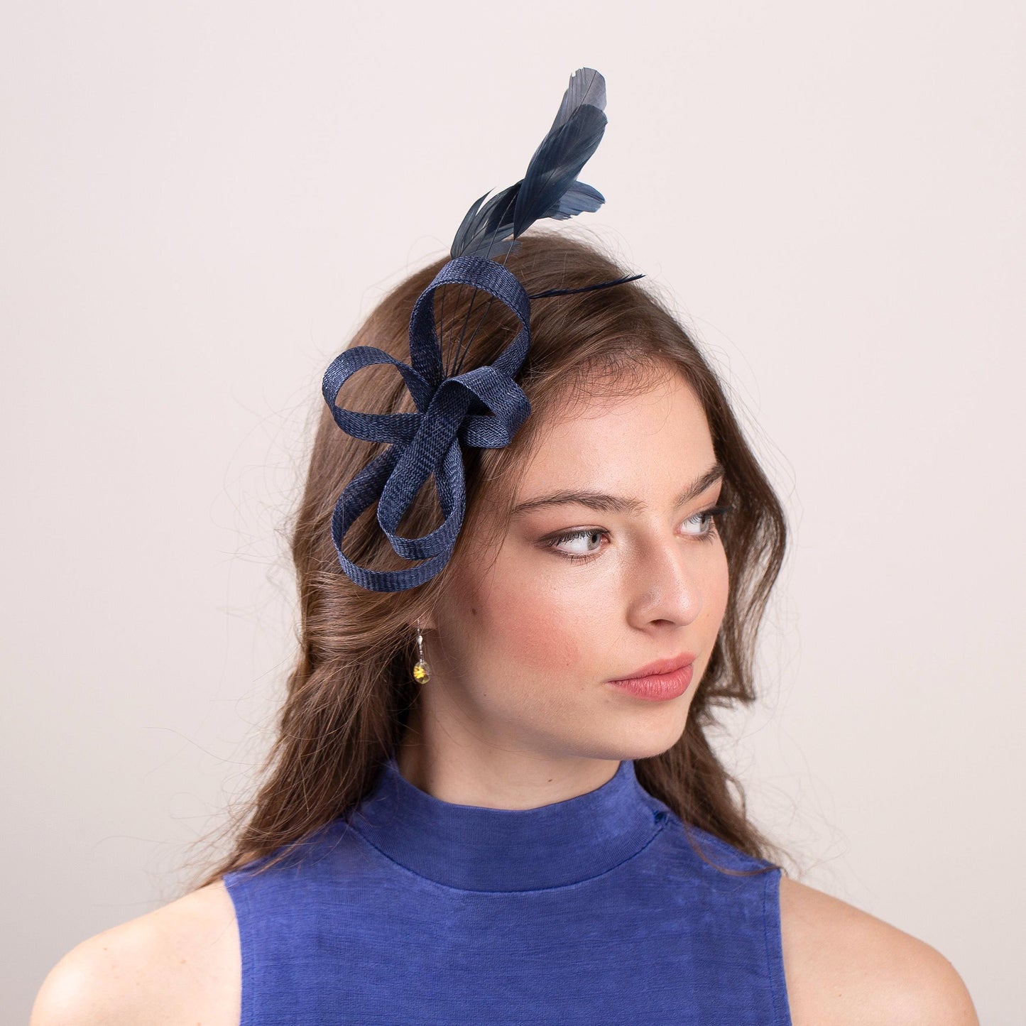 Marineblauer Fascinator mit Federn für Hochzeitsgäste, Anlässe oder Partys, modernes formelles Kopfstück, Damen-Fascinator in Dunkelblau