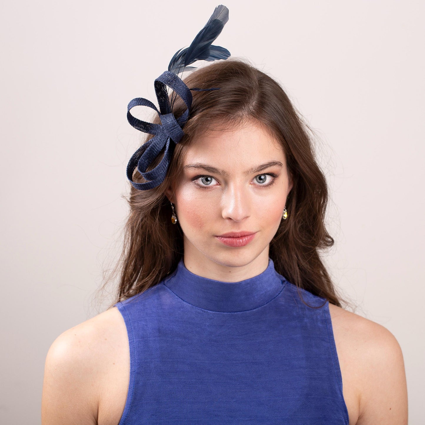 Marineblauer Feder-Fascinator, Damen-Feder-Fascinator in Marineblau, Kopfschmuck für Hochzeitsgäste in Sonderfarbe, elegantes Geschenk für die Brautmutter