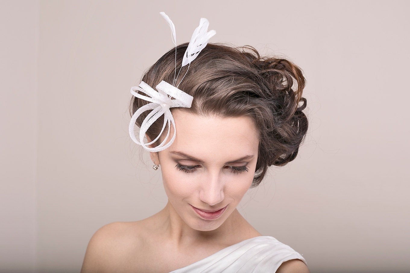 Brautschleife Fascinator mit Federn, Hochzeitsfeder Fascinator, Braut Millinery Kopfschmuck, elegante Brautschleife