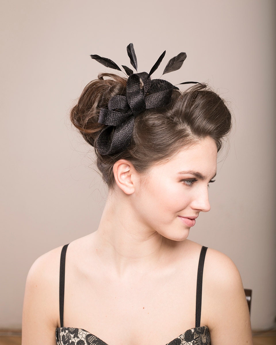 Modernes Feder-Kopfstück für besondere Anlässe, Hochzeitsgast-Fascinator in Schwarz, schwarzes Kopfstück für Brautjungfern, Damen-Müller-Fascinator