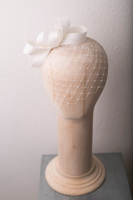 Brautschleife Fascinator mit Vogelkäfigschleier, Hochzeitsvogelkäfig mit Millinery Fascinator, elegantes Kopfstück mit Schleier