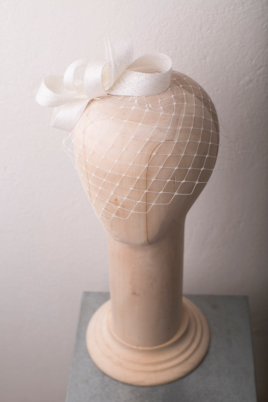 Brautschleife Fascinator mit Vogelkäfigschleier, Hochzeitsvogelkäfig mit Millinery Fascinator, elegantes Kopfstück mit Schleier