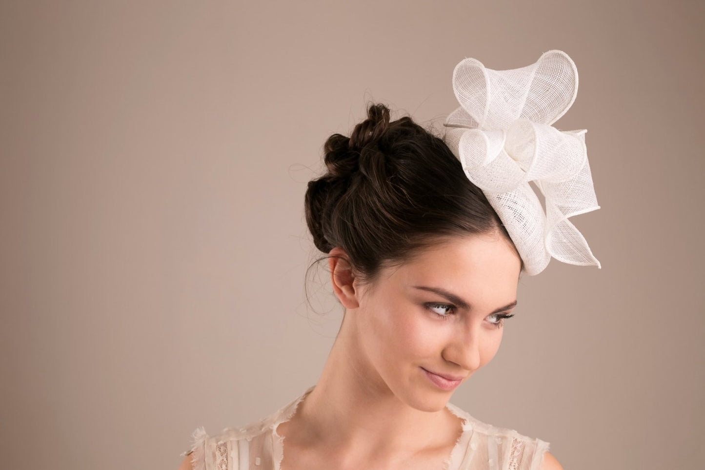 Pillbox-Hut für Braut mit übergroßer Schleife, Millinery-Hut, weißer Hochzeitshut für die Braut, Hochzeits-Fascinator mit großer Schleife, weißer Hatinator