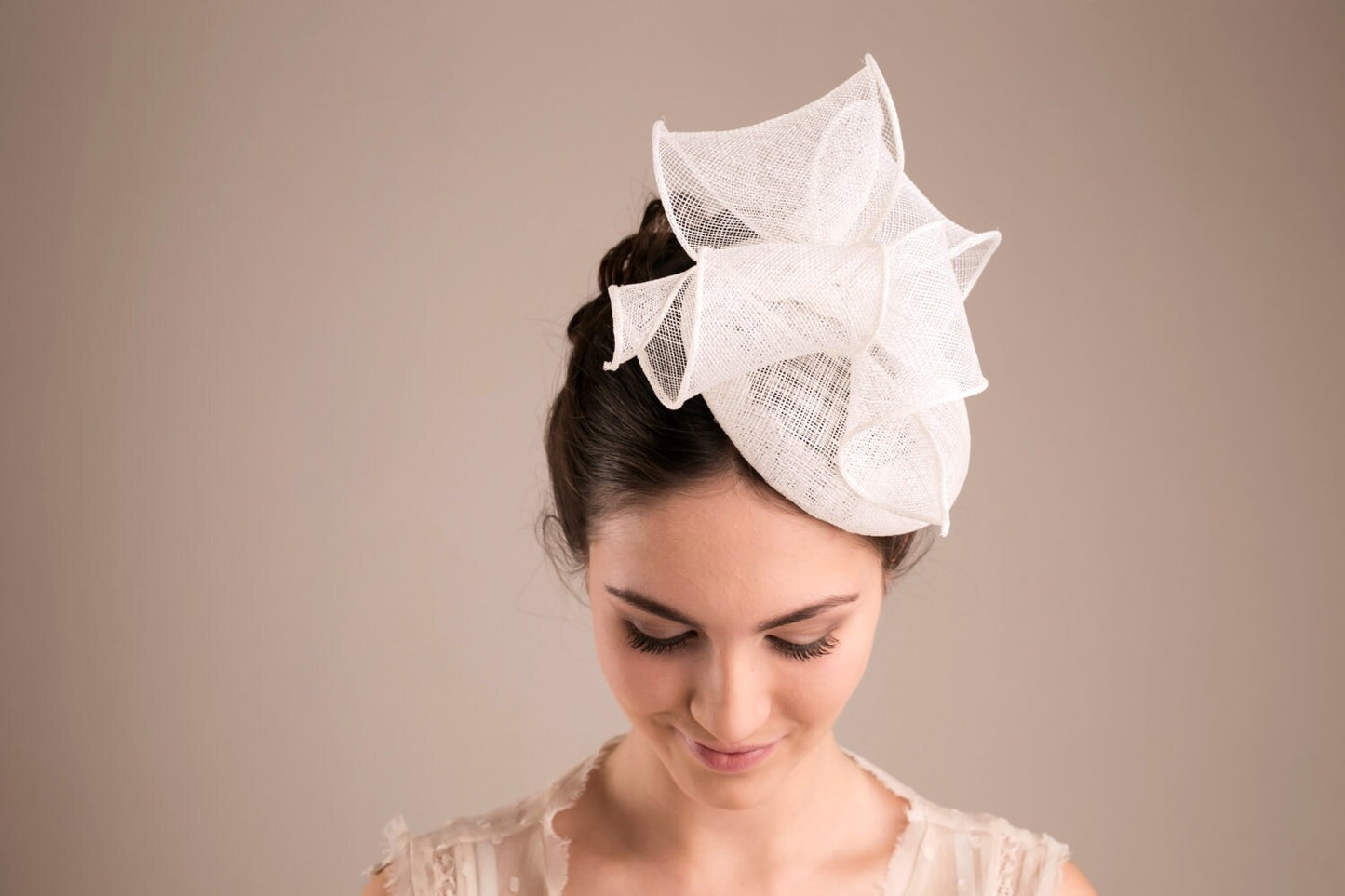 Pillbox-Hut für Braut mit übergroßer Schleife, Millinery-Hut, weißer Hochzeitshut für die Braut, Hochzeits-Fascinator mit großer Schleife, weißer Hatinator