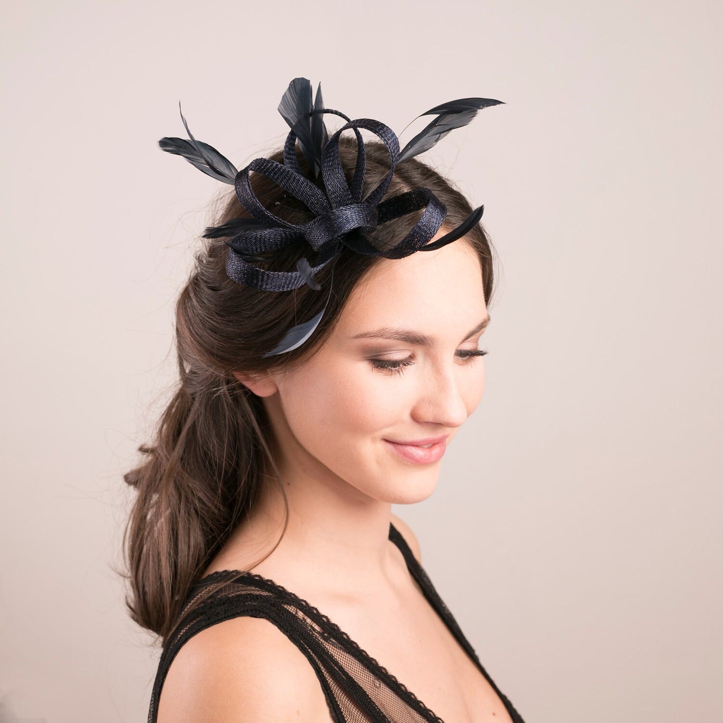 Elegantes Kopfstück für elegante Mama, Hochzeitsgast-Fascinator in Marine, Kopfstück für die Mutter der Braut, formelles Haar-Accessoire, marineblauer Feder-Fascinator