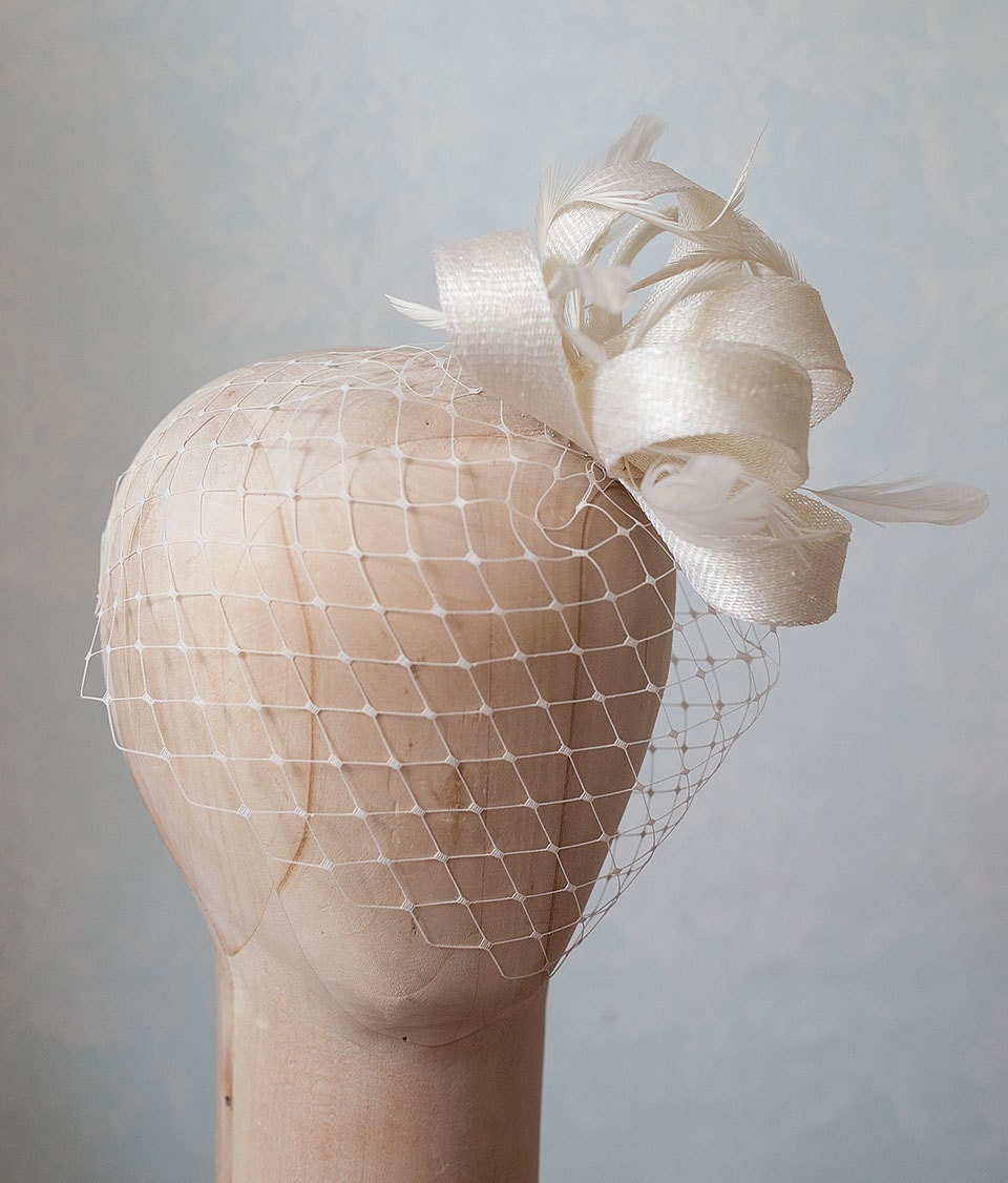 Brautfeder-Fascinator mit Vogelkäfigschleier, Vogelkäfig mit Millinery-Fascinator