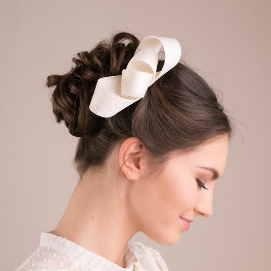 Elfenbeinfarbener Fascinator für die Braut, moderner Millinery-Kopfschmuck, minimalistisches Haarteil mit Schleife