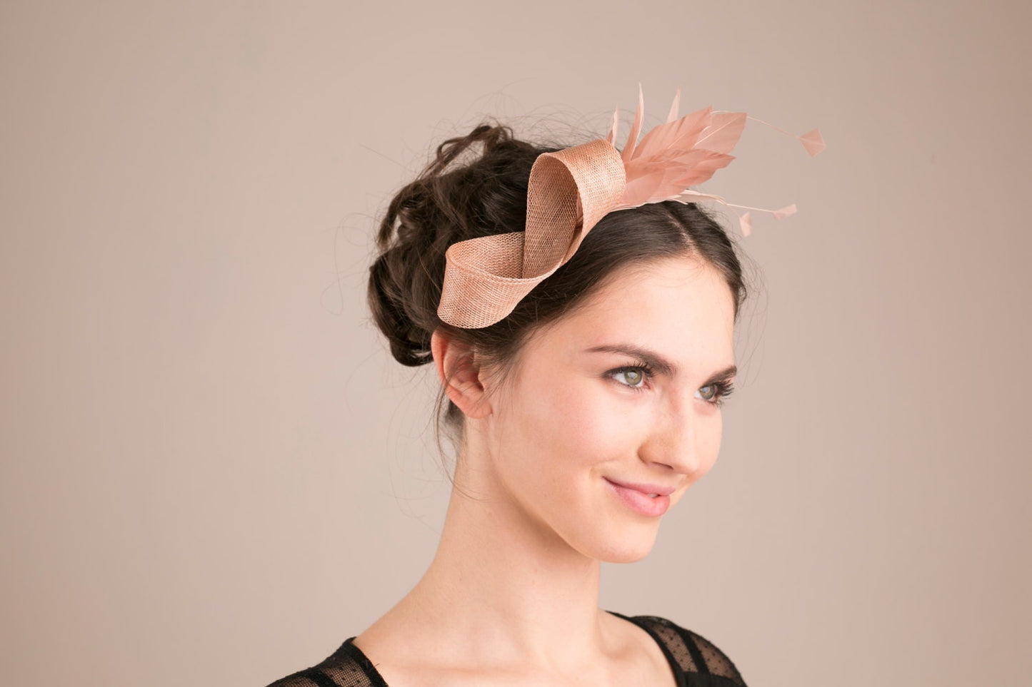 Mandelbeiger Federfascinator, femininer Federkopfschmuck für Hochzeitsgäste, Fascinator mit Federn, eleganter Kopfschmuck für die Mutter der Braut