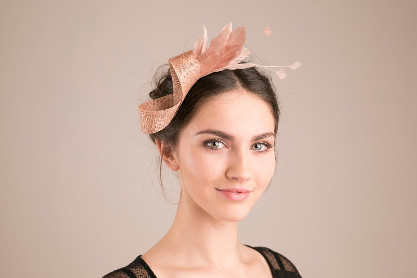 Mandelbeiger Federfascinator, femininer Federkopfschmuck für Hochzeitsgäste, Fascinator mit Federn, eleganter Kopfschmuck für die Mutter der Braut