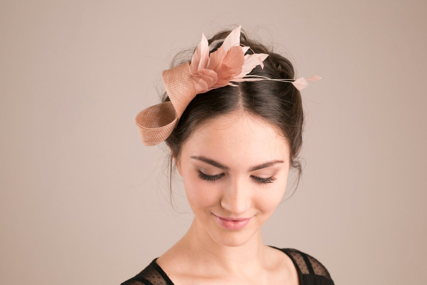 Mandelbeiger Federfascinator, femininer Federkopfschmuck für Hochzeitsgäste, Fascinator mit Federn, eleganter Kopfschmuck für die Mutter der Braut